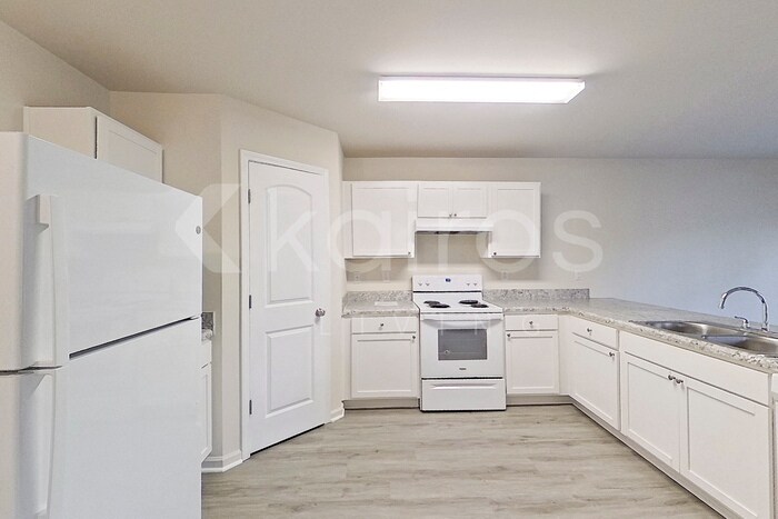 Building Photo - 5047 Sandy Hill Dr