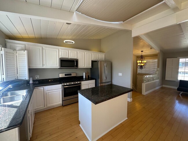 Building Photo - 2350 Rosewood Dr