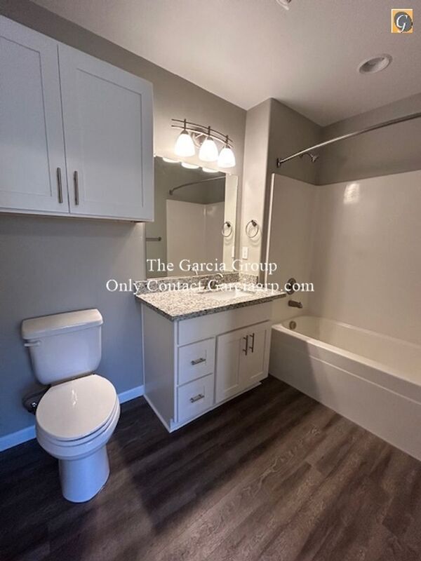 Building Photo - 15454 SE East Ave