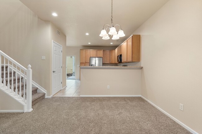 Building Photo - Evolve Real Estate: Beautiful 3 Bed / 2.5 ...