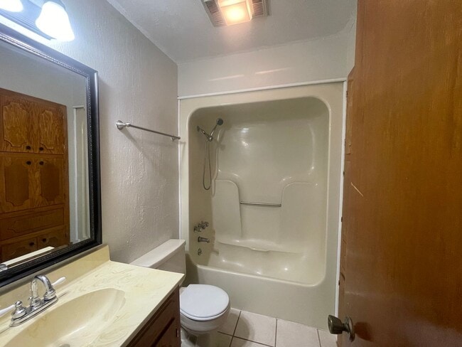 Building Photo - Townhouse Located In Carriage Square