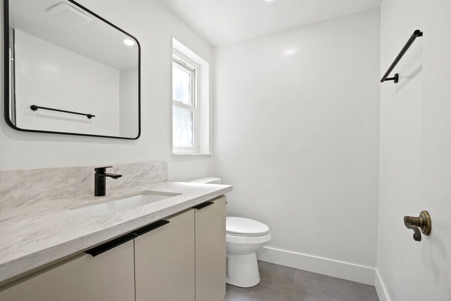 Building Photo - 8437 Everest St