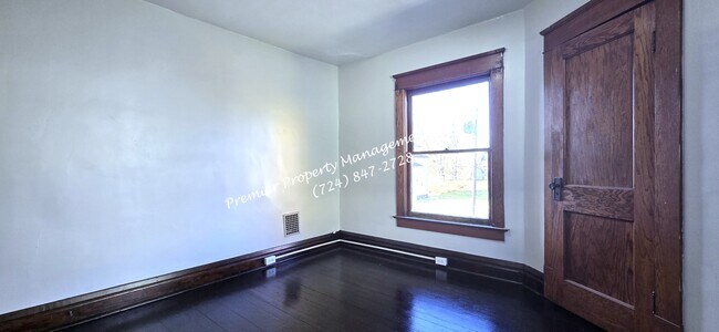 Building Photo - 922 Winslow Ave