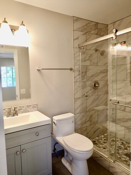 Primary ensuite bathroom - 11266 Fripps Way