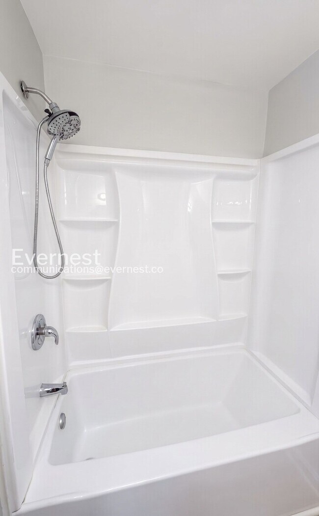 Building Photo - 3-Bed/1.5-Bath Modern Upgrades/ Pet Friendly/Available Now!