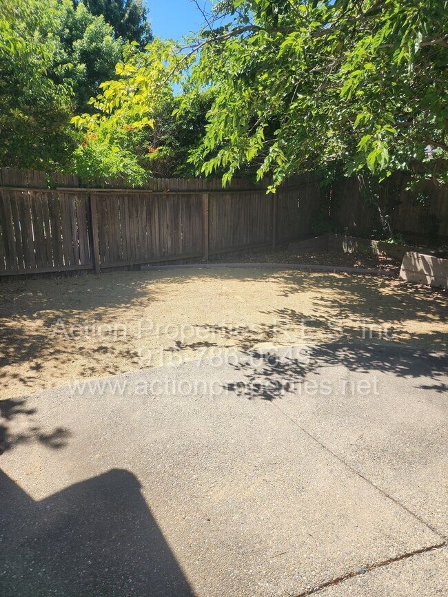 Building Photo - West Roseville 3 bedroom 2 bathroom 1406 sqft Three Car Garage Walking to Wood Creek High