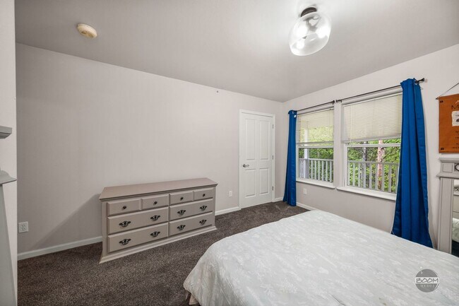 Building Photo - Charming Palmer Home!