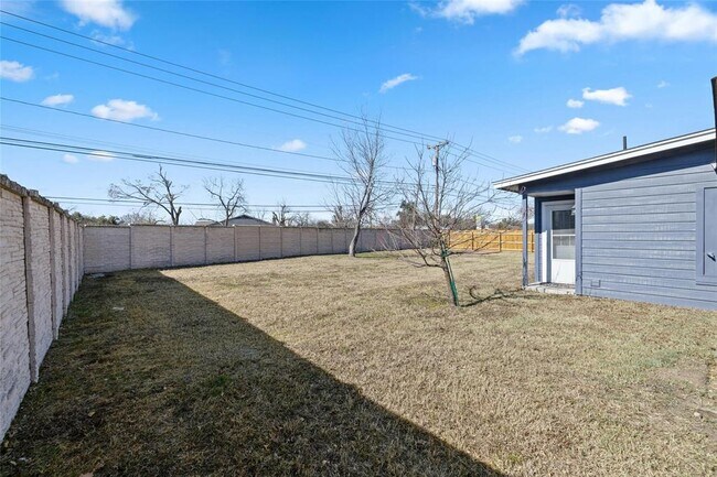 Building Photo - 1400 Bellmar Dr
