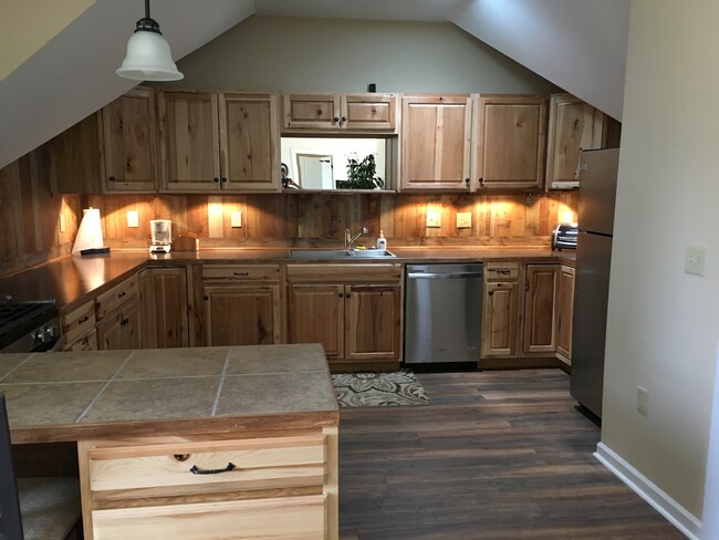 spacious kitchen - 203 Three Runs Plantation Dr