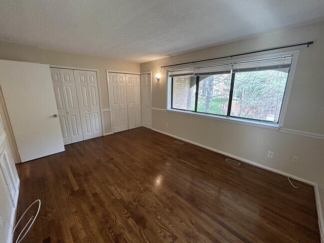 Building Photo - 3095 Hawthorne Dr NE