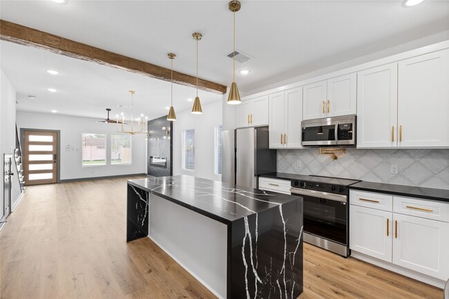 Building Photo - 6813 Parkhurst Dr