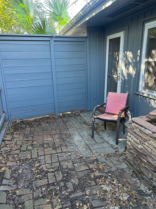 Building Photo - 1922 Vassar St