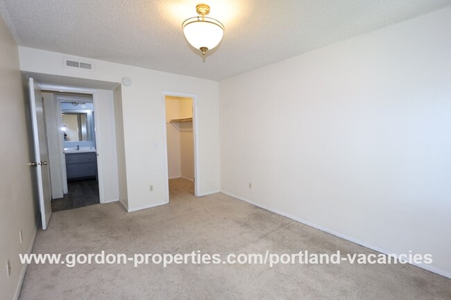 Building Photo - $1,395.00 - NE Fremont St - 2 bedroom cond...