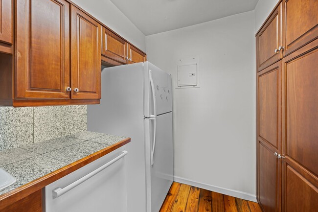 Building Photo - Available now. Awesome 1 BR/1.5 BA Apartme...