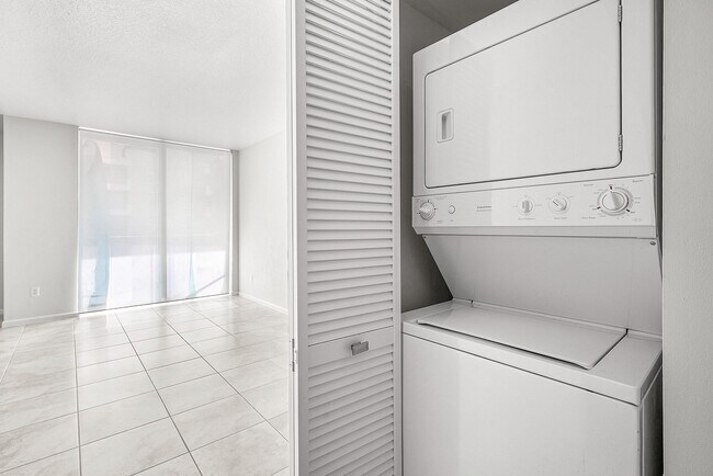 Building Photo - 403 S Sapodilla Ave