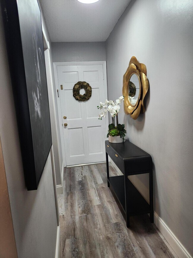 Building Photo - 2606 Garden Dr S