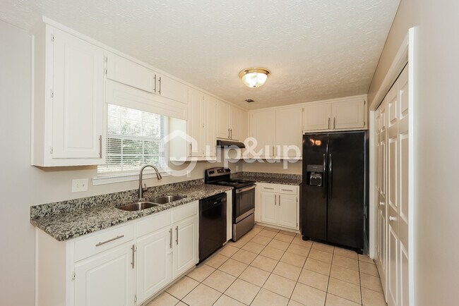 Building Photo - Fantastic 3bd/2.5ba home! Coming soon!