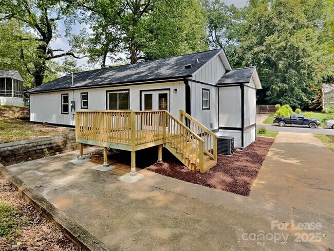 Building Photo - 2633 Brentwood Pl