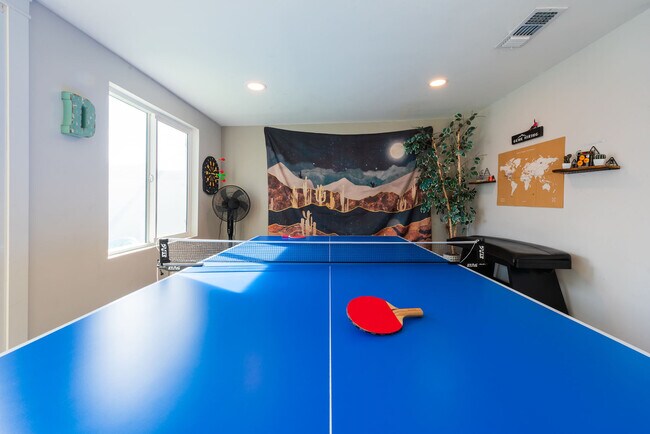 Building Photo - 4917 E Granada Rd