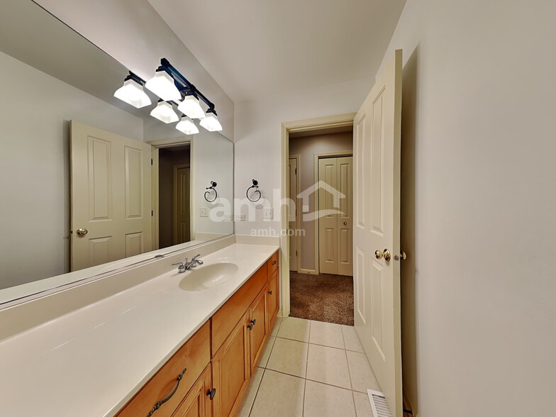 Building Photo - 576 N River St