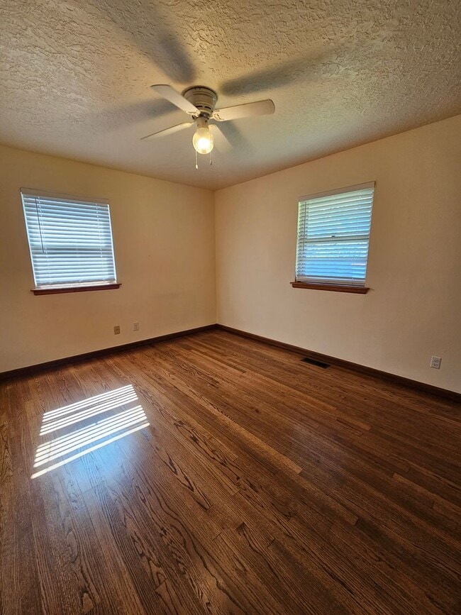 Building Photo - (3) Bed/(2) Bath with Storm Shelter and Mowing Included! Avail NOW!