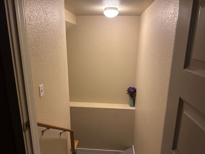 Building Photo - 1290 Antrim Loop