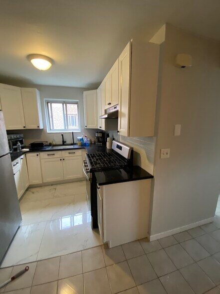 Building Photo - 815 Throggs Neck Expy