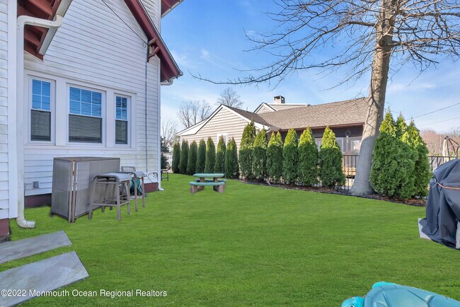 Building Photo - 102 Dixon Ave