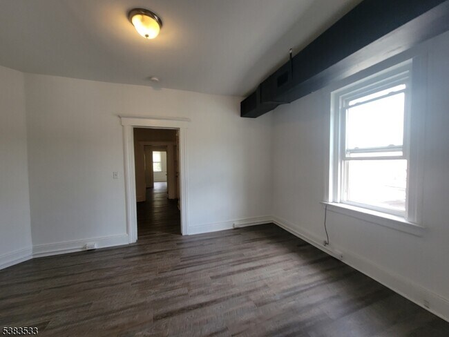 Building Photo - 123 Morris St