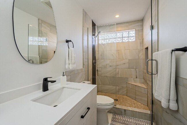 Building Photo - 10610 N 35th St