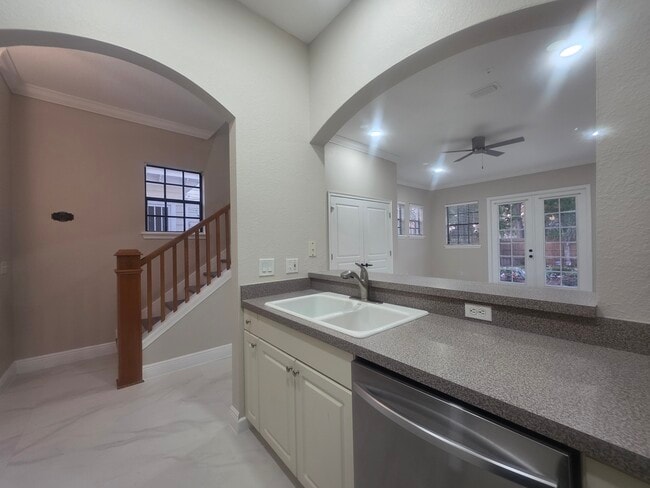 Building Photo - 637 Hillcrest St