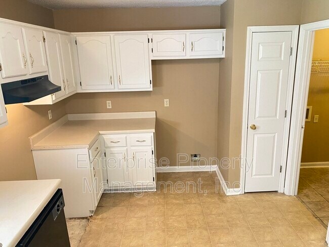 Building Photo - 4444 Longtree Cove