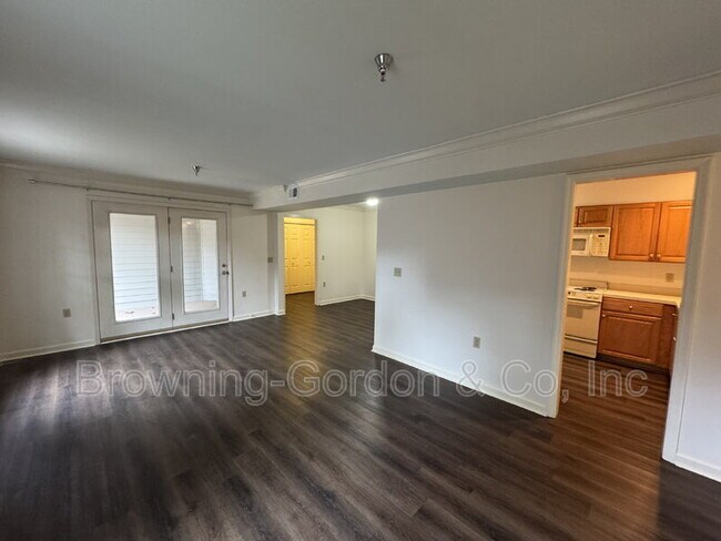 Building Photo - 5025 Hillsboro Pike