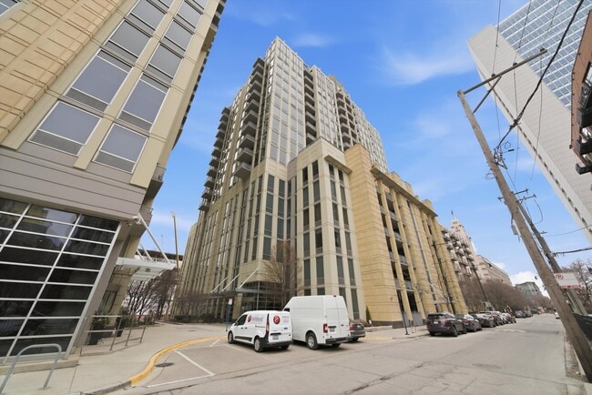 Building Photo - 720 N Larrabee St