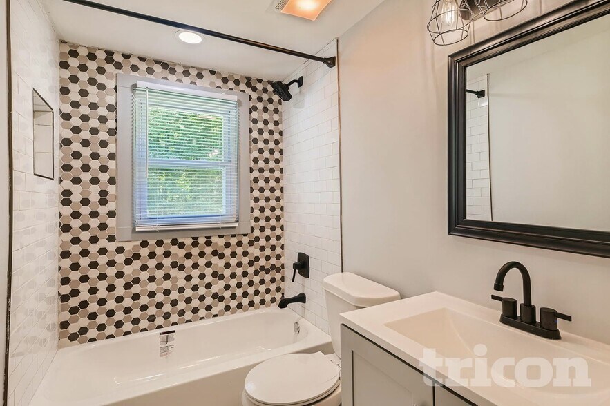 Building Photo - 11 Swan Dr