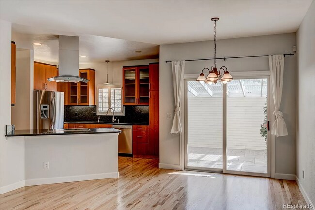 Building Photo - 552 Steele St