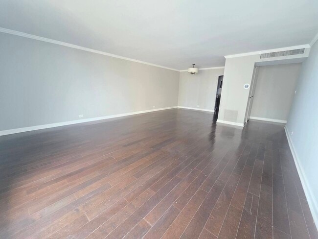 Building Photo - 6033 N Sheridan Rd