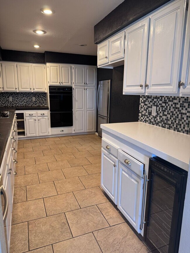 Building Photo - 857 Robinson Ln