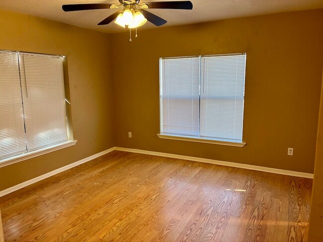 Building Photo - 800 Vanderveer