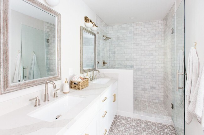 Building Photo - Stunning Remodel near Old Town!
