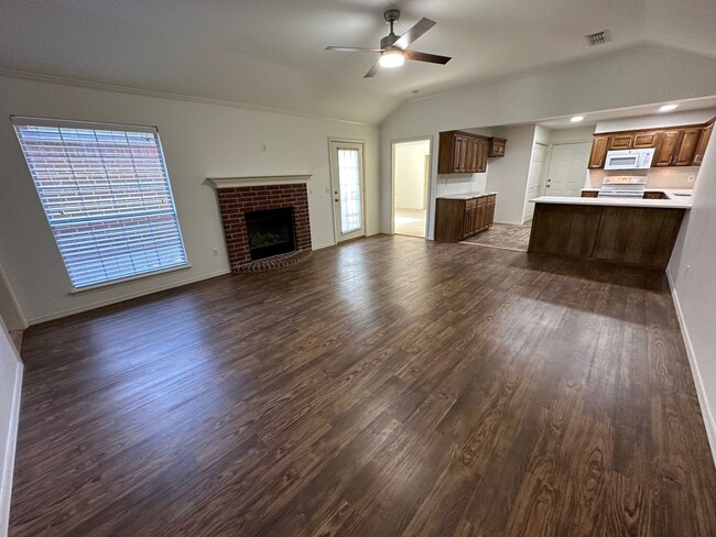 Building Photo - Spacious 2/2/2 townhome