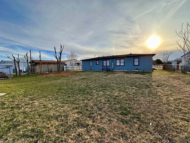 Building Photo - 3120 Chestnut Ave