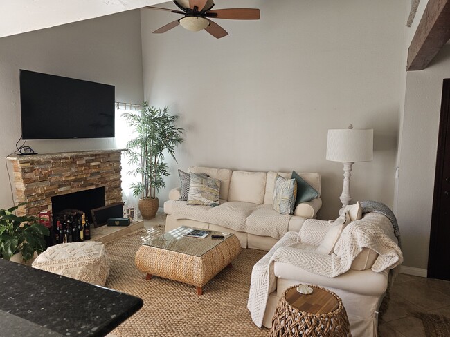 Building Photo - 853 Mola Vista Way