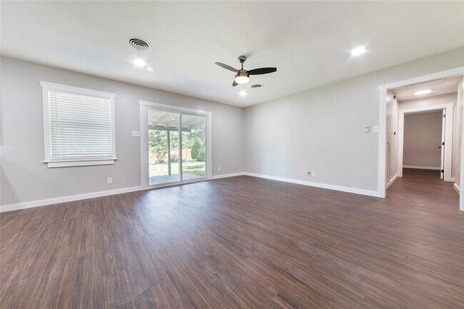 Building Photo - 11603 Oak Trail