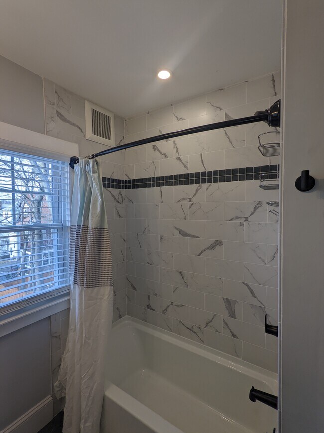 Building Photo - 171 Lincoln St