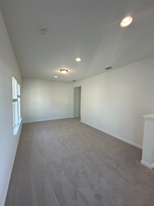 Building Photo - 572 Silver Landing Dr