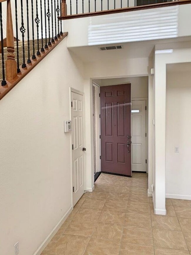 Building Photo - NEWER MODERN 3 BEDROOM VACAVILLE *STAR REN...