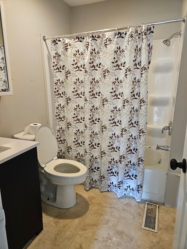 First floor Bathroom - 929 Tiffin Ave