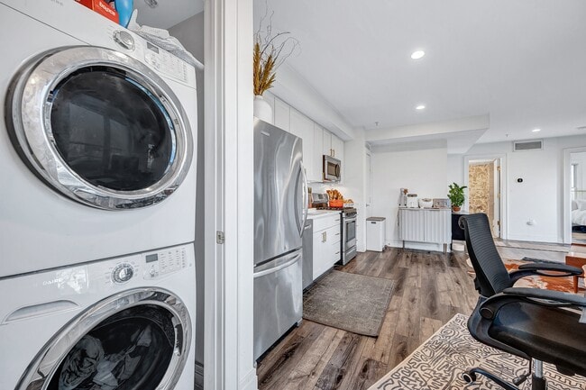 Building Photo - 1300 Park Rd NW