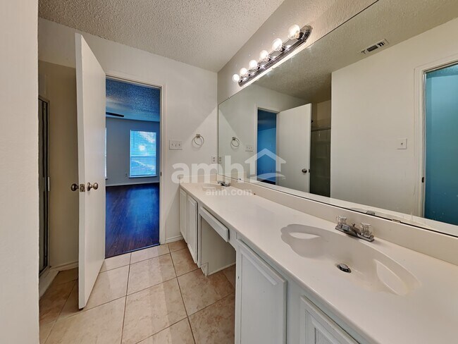 Building Photo - 1104 Brook Canyon Dr